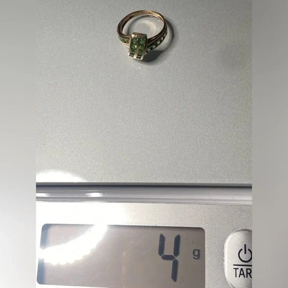 Gorgeous 10k gold emerald ring - Picture 5 of 6